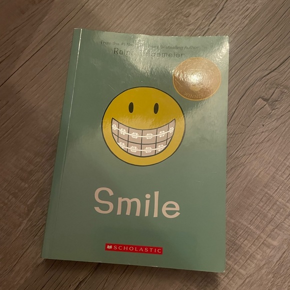 4 pack Raina Telgemier Books: Smile, Sisters, Ghost, And Drama. Barely Used - Picture 2 of 5